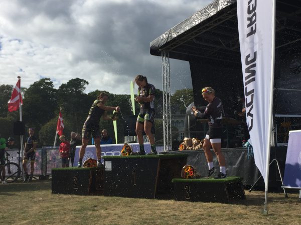 aarhus-mountainbike-challenge-2016-woman-champagne