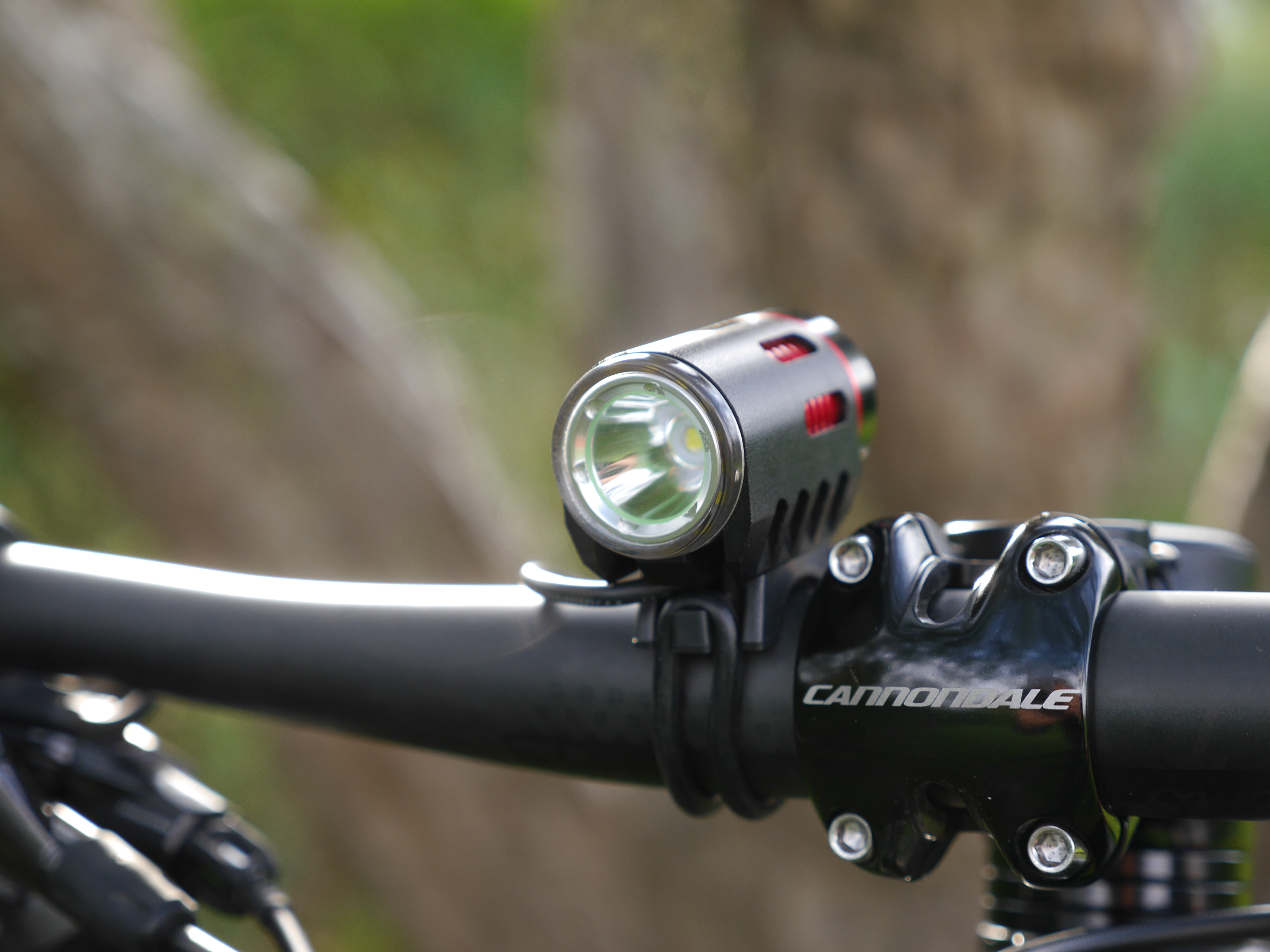 Test: Angry Light 1800 LED forlygte | CykelStart.dk
