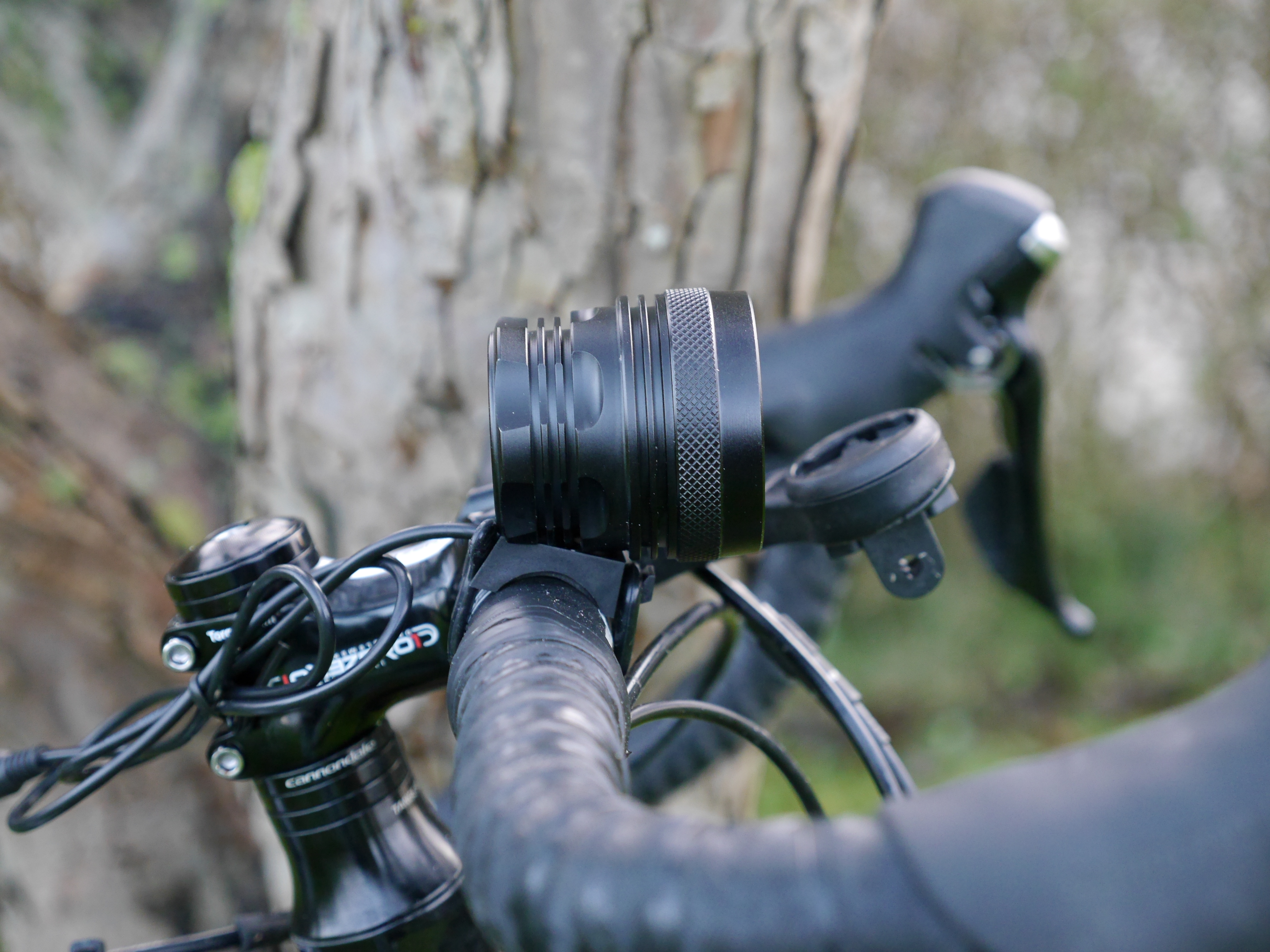 tag et billede Hold sammen med Latter Test: UltraLED MTB 12000 Cykellygte | CykelStart.dk