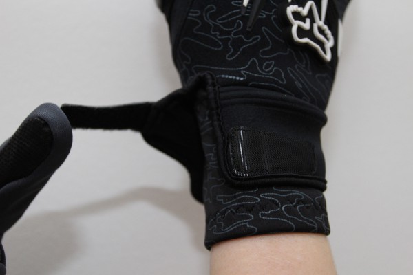 fox-antifreeze-glove-wrist