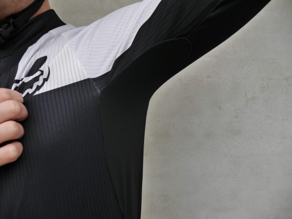 fox-livewire-race-ls-jersey-underarm