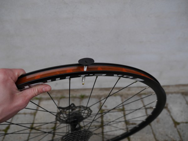 tubeless-faelgtape-ventil-montering